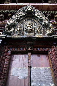 尼泊尔bhaktapur附近的ChanguNarayan神庙的青铜门图片