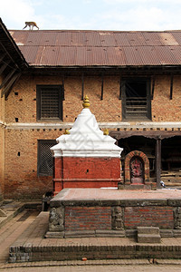 猴子在尼泊尔寺庙长朝良的屋顶上图片