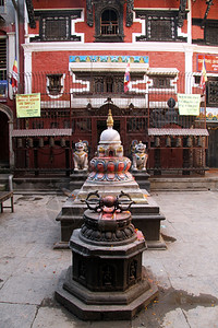 尼泊尔普斯坦居民区院内子里的小佛教圣徒图片