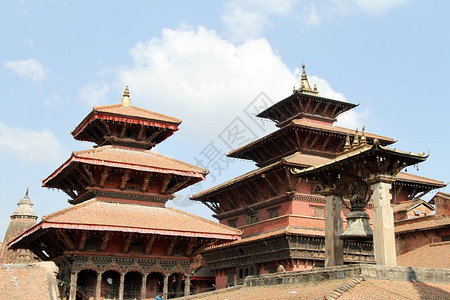 尼泊尔Patan传统塔和大铜钟图片