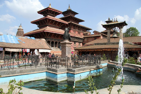 尼泊尔PatanDurbar广场的不老泉和寺庙图片