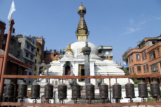 尼泊尔Patan建筑附近的白色Stupa图片