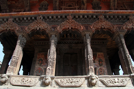尼泊尔帕坦神庙的木柱图片