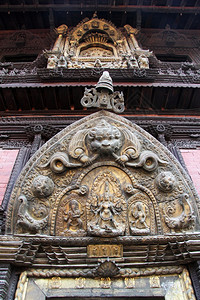 尼泊尔Patan的Durbar广场的铜门和寺庙墙图片