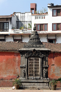 尼泊尔PatanDurbar广场红墙和小寺庙背景图片