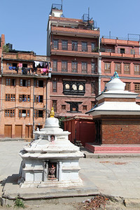 尼泊尔Patan的房屋院子里白色Stupas图片