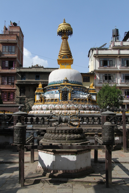 在尼泊尔patan居民分化院子里的小白佛教圣徒