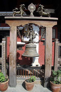 尼泊尔Patan佛教寺的青铜钟图片