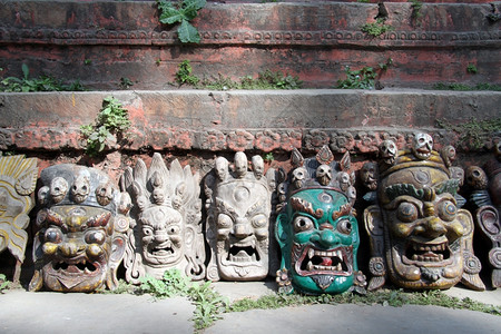 尼泊尔KhatmanduDurbar广场寺庙墙附近的传统面罩图片