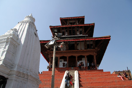 尼泊尔哈特曼杜杜杜巴尔广场上的寺庙和佛塔图片