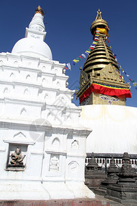 尼泊尔加德满都的白色和金StupaSwayambhunath图片