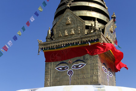 尼泊尔加德满都斯韦安布努特佛塔正面图片