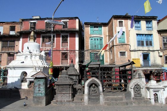 尼泊尔加德满都StupaSwayambhunath附近的房屋和圣地图片