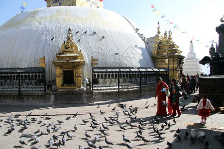 在尼泊尔加德满都人们在白色的StupaSwayambhunath周围行走图片