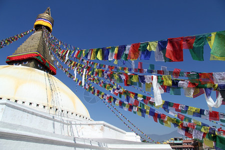 尼泊尔加德满都的StupaBodnath和彩旗图片
