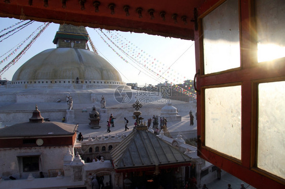 尼泊尔加德满都窗户和StupaBodnath的日落图片