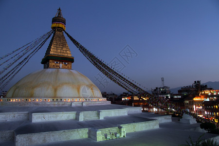 在尼泊尔加德满都的StupaBodnath和夜间灯光图片