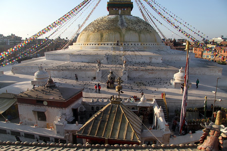 上午和StupaBodnath在尼泊尔加德满都图片