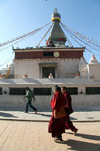两名僧侣在尼泊尔加德满都的StupaBodnath附近行走图片