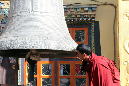 尼泊尔加德满都StupaBodnath附近的和尚大白铃图片