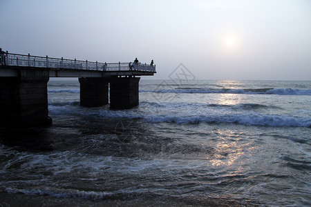 斯里兰卡科伦坡海滩日落和码头图片