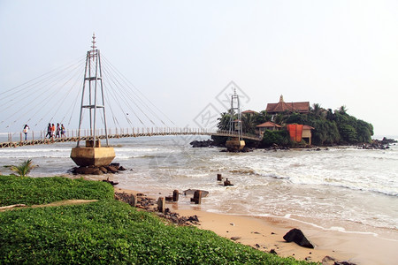 斯里兰卡马塔拉岛上的吊桥和寺庙图片