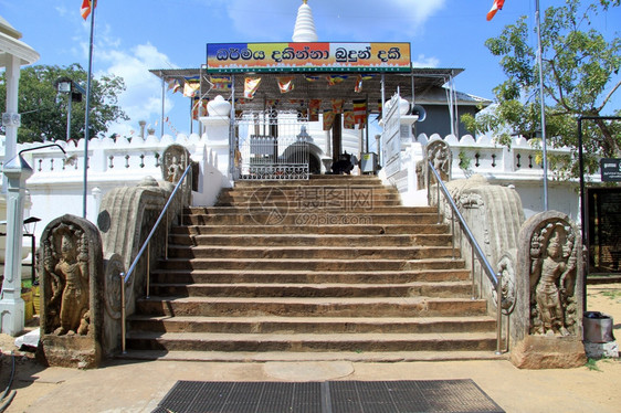 斯里兰卡Anuradhapura的Staircse和Thuparamayadagoba图片