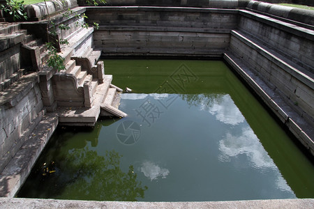 斯里兰卡Anuradhapura的古老水缝图片