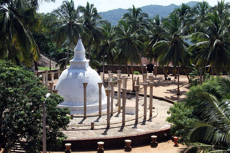 斯里兰卡Mihintale的Ambasthala山带柱子和棕榈树图片