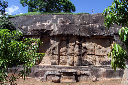 斯里兰卡Mihintale的Stupa附近岩石和树木图片
