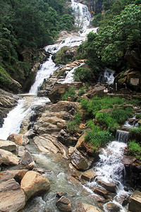 斯里兰卡埃拉附近的岩石和瓦纳瀑布图片