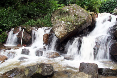 斯里兰卡的瀑布与大岩石图片