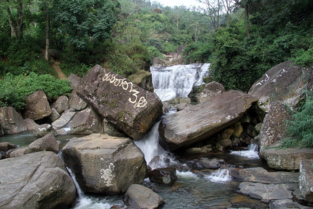 斯里兰卡博达附近的大岩石和瀑布图片