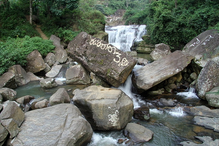 斯里兰卡博达附近的大岩石和瀑布图片