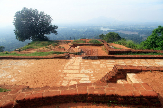 斯里兰卡Sigiriya岩石上方的废墟图片