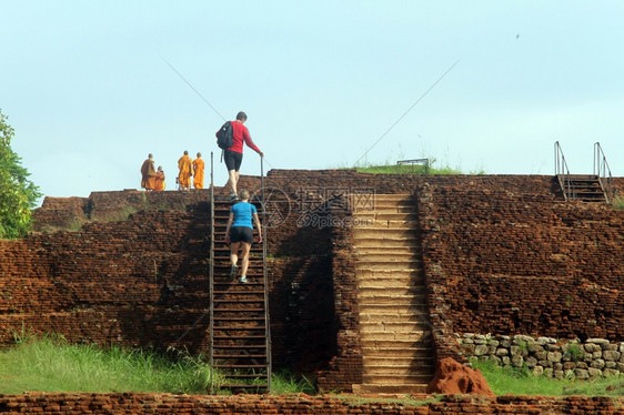 斯里兰卡Sigiriya岩石顶端的僧侣旅游者图片