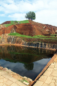 斯里兰卡Sigiriya岩石顶端池塘的水图片