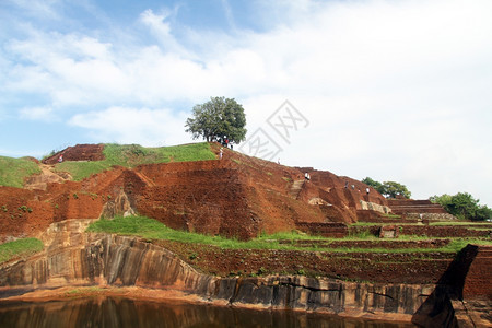 斯里兰卡Sigiriya岩石顶的池塘和废墟图片
