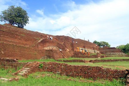 斯里兰卡Sigiriya岩石顶的砖块废墟图片