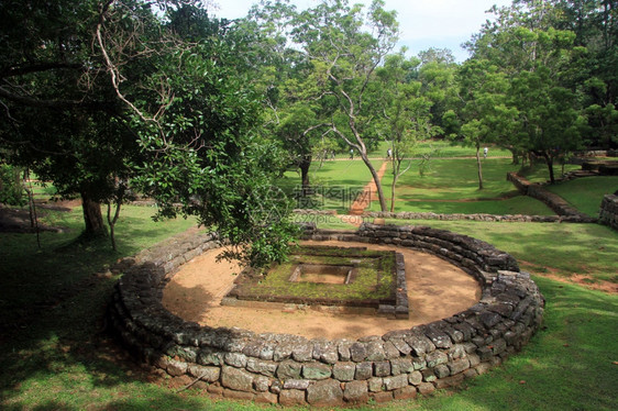 斯里兰卡Sigiriya岩石附近大圆环废墟图片