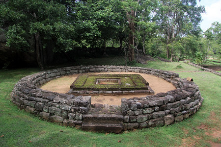 斯里兰卡Sigiriya岩石附近的圆形废墟图片