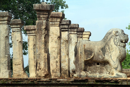 斯里兰卡波隆纳鲁瓦日桑卡马拉宫的石狮和石柱图片
