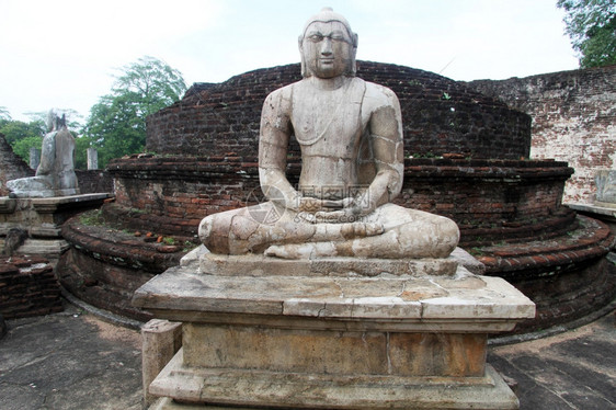 斯里兰卡波隆纳鲁瓦瓦塔达日的坐像和砖塔图片