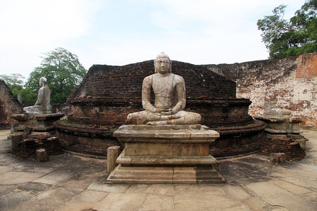 斯里兰卡Polonnaruwa伏古寺庙内的佛图片