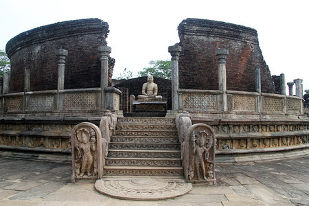 在斯里兰卡波隆纳鲁瓦与佛的月石和Vatadage寺庙图片