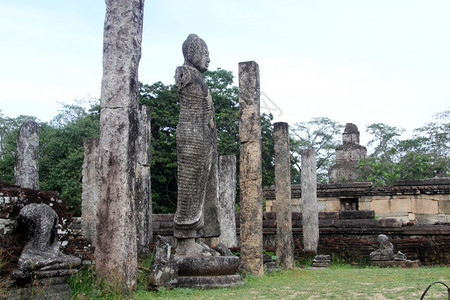 在斯里兰卡Polonnaruwa的阿塔达吉废墟和佛像图片