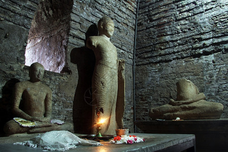 佛像在图帕拉玛维哈拉寺的角落在波隆纳鲁瓦斯里兰卡图片