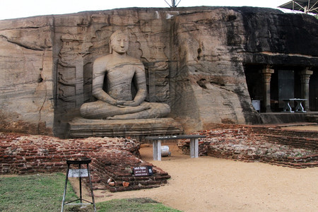 斯里兰卡加尔维哈拉和波隆纳鲁瓦的坐像和柱子图片