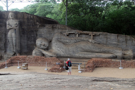 斯里兰卡波隆纳鲁瓦GalVihara的旅游业家和两佛图片