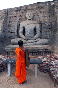 斯里兰卡波隆纳鲁瓦僧侣在盖尔维哈拉的坐像旁祈祷图片